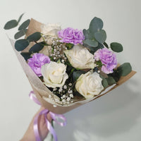 Herkkyyttä ja eleganssia – kukkakimppu valkoisista ruusuista, liiloista neilikoista ja eukalyptuksesta