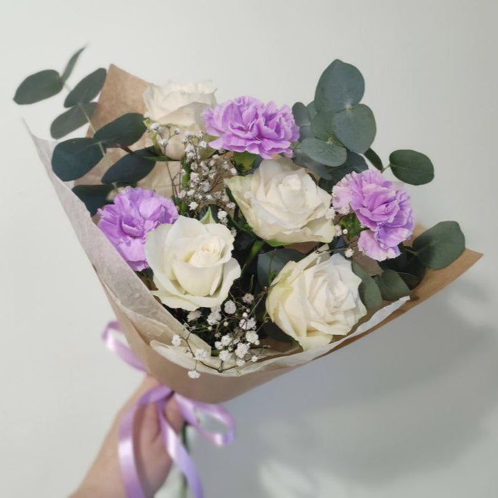 Herkkyyttä ja eleganssia – kukkakimppu valkoisista ruusuista, liiloista neilikoista ja eukalyptuksesta