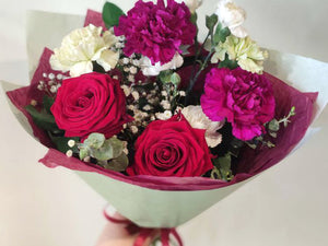 ❤️ Intohimo ja eleganssi – kimppu punaisista ruusuista, neilikoista ja eukalyptuksesta