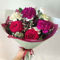 ❤️ Intohimo ja eleganssi – kimppu punaisista ruusuista, neilikoista ja eukalyptuksesta