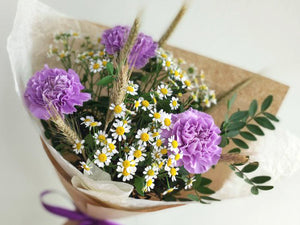 Kesäkukka-kimppu – päivänkakkaroita, liiloja neilikoita ja vehnän tähkiä