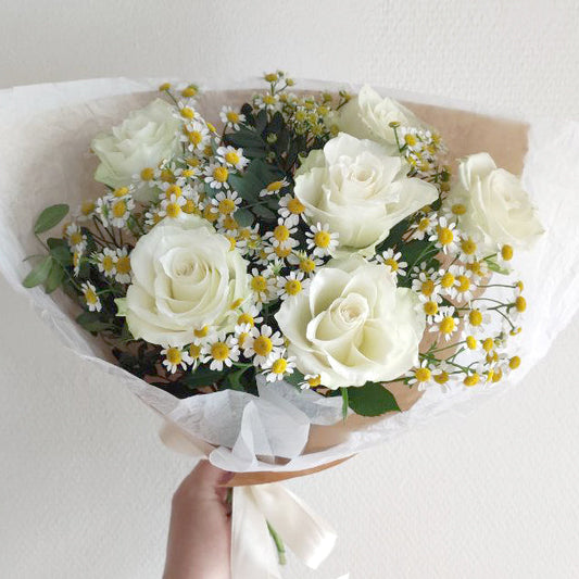 Kesäinen herkkyys – kimppu päivänkakkaroista ja valkoisista ruusuista 🌼