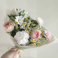 Delicate and elegant – pink roses and eucalyptus 🌸💚