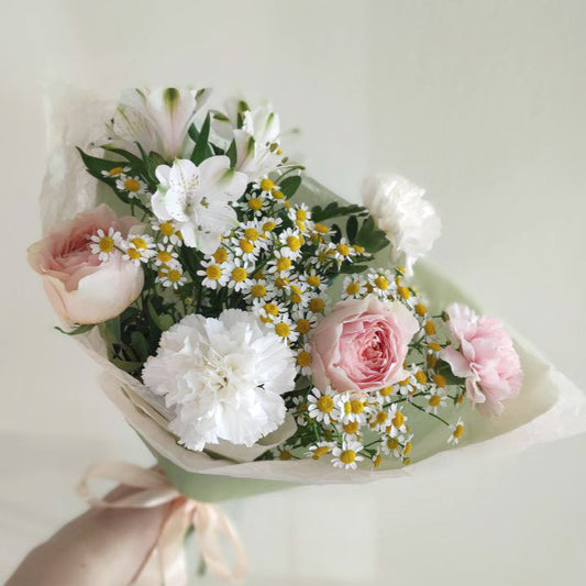 🌸 Vaaleanpunainen aamu – kimppu vaaleanpunaisista ruusuista ja päivänkakkaroista 🌸