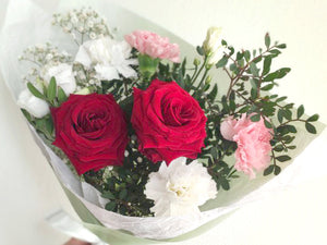 Juhlava kimppu – punaisia ruusuja ja valkoisia neilikoita ❤️🤍