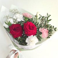 Juhlava kimppu – punaisia ruusuja ja valkoisia neilikoita ❤️🤍