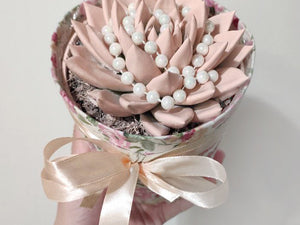 🌸 Juhlavasti koristeltu echeveria – herkkä lahjakasvi ruukussa ✨