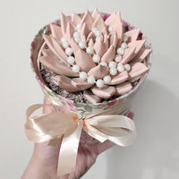 🌸 Juhlavasti koristeltu echeveria – herkkä lahjakasvi ruukussa ✨