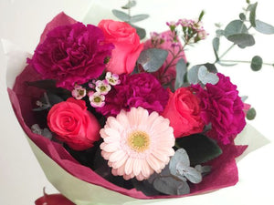 Päivän kimppu – kaunis ja ajankohtainen kukkakimppu myymälän valikoimasta