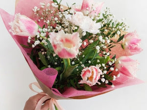 Herkkä tulppaanikimppu vaaleanpunaisissa sävyissä