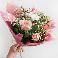 Herkkä tulppaanikimppu vaaleanpunaisissa sävyissä